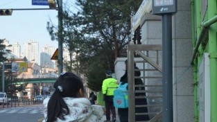 (사진) 관내 한 초등학교 앞에 설치된 미세먼지 안내 신호등.JPG