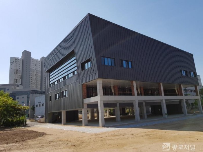 (사진) 올해 완공된 덕영고등학교 실내체육관 전경.jpg