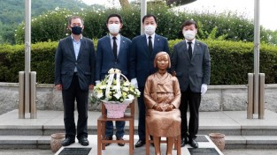 장현국 의장, 일본군 위안부 피해자 기림의 날 기념 헌화 (4).jpg