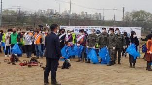(사진) 포곡읍 민관군 합동 경안천 호나경정화 활동.JPG