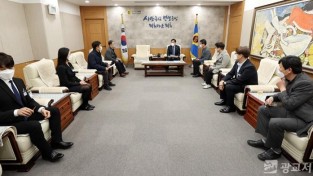 201229 장현국 의장, 코로나19 생활치료센터 근무 예정 직원 격려 (1).jpg