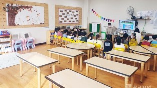 용인시에서 운영하고 있는 시립영덕어린이집에서 코로나19 확산 전 아이들이 수업 받고 있는 모습..jpg