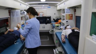 헌혈을 하고있는 용인소방서 직원들.JPG