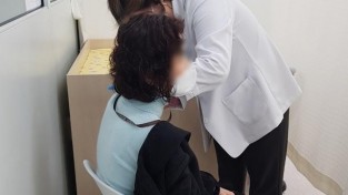 기흥구보건소에서 요양병원 종사자가 코로나19 백신을 맞고 있다..jpg