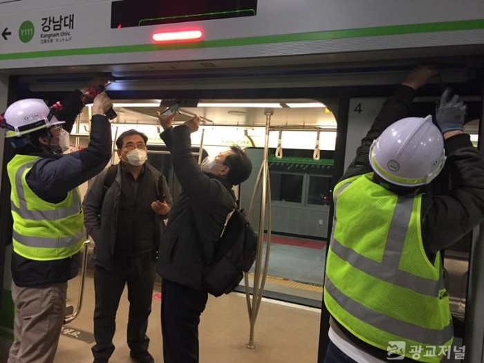 (사진) 관계자들이 경전철 스크린도어를 점검하고 있는 모습.jpg