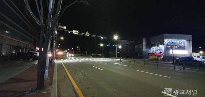 (사진) 처인구 마평동 사랑의병원 앞 도로 횡단보도에 설치된 투광등.jpg