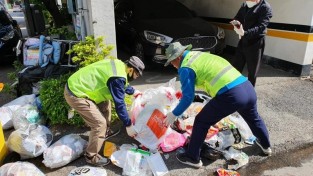 (사진) 감시원들이 불법 투기한 쓰레기를 추적 하고 있는 모습.jpeg