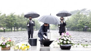 210520 장현국 의장 등 의장단, 고 노무현 전 대통령 묘역 참배 (1).jpg