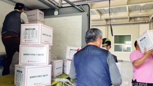 용인시의 자활근로사업 참여자들이 코로나19 자가격리자에게 비상식량을 배송하기 위해 준비하고 있다..jpg