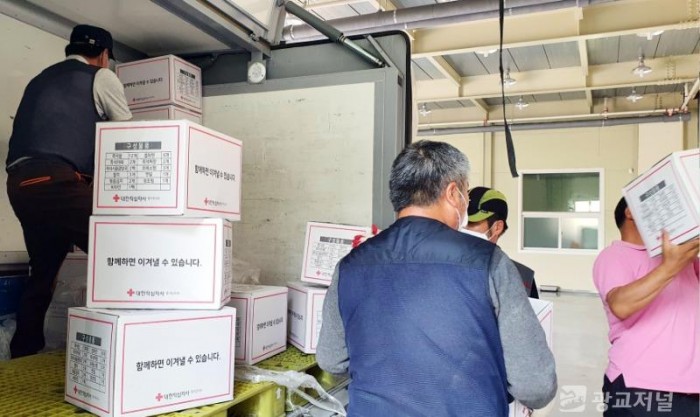 용인시의 자활근로사업 참여자들이 코로나19 자가격리자에게 비상식량을 배송하기 위해 준비하고 있다..jpg