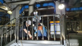 (사진) 안전 관리자들이 상현레스피아 내 시설물을 점검하고 있다..jpg