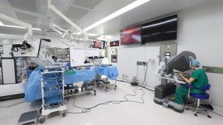 [사진2] 연세 의대 용인세브란스병원 로봇 이용 안면부 종창 환자 이하선 절제술 성공.jpg