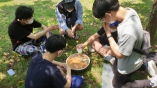 210825_길토래비 자연학교에 참가한 청소년들이 황토로 EM 흙공을 만들고 있는 모습.jpeg