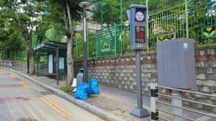210826_대청초등학교 버스정류장 앞에 설치된 미세먼지 알림 신호등_사진(1).jpg