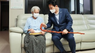 백군기 용인시장이 29일 올해 100세를 맞이한 김 모 어르신 댁을 방문해 장수지팡이 