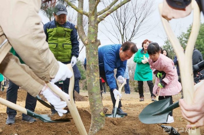 (1) 백군기 시장이 지난 2019년 영덕동 자은근린공원에서 기념식수하는 모습.JPG