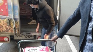 6. 아산내과에서 기부한 쌀을 옮기고 있는 구청 직원들 모습(2).jpg