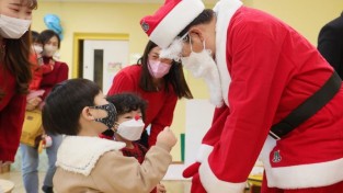 (3) 백군기 용인시장이 크리스마스 이브인 24일 처인구 유방동의 시립유림어린이집을 찾아 아이들에게 선물을 전달하고 즐거운 시간을 보내고 있다..jpg