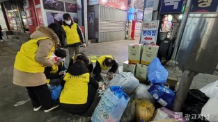 2. 용인시 처인구는 상습적인 쓰레기 무단 투기 행위를 근절하기 위해 24일 김량장동 용인중앙시장 일대 야간 집중 단속을 벌였다.jpg