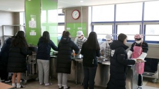 1-2. 학생들이 점심시간에 각자 먹을 급식을 받는 모습.jpg
