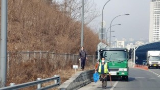 2. 기흥구가 자동차전용도로인 신갈우회도로 상하행선에 쌓인 쓰레기를 수거했다..jpg