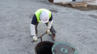 4-1 시 관계자가 퇴수장치가 설치된 맨홀을 점검하고 있다..jpg
