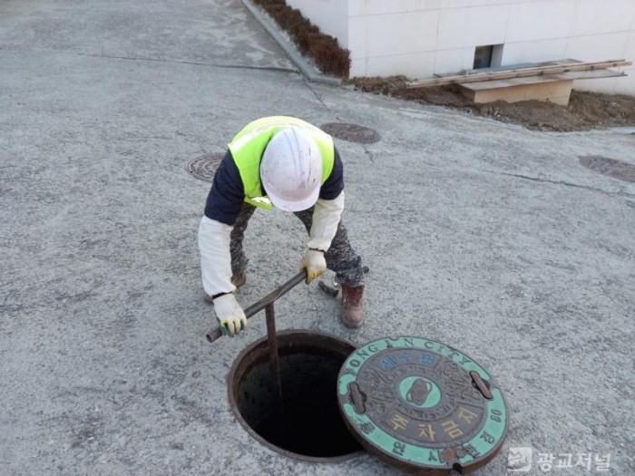 4-1 시 관계자가 퇴수장치가 설치된 맨홀을 점검하고 있다..jpg