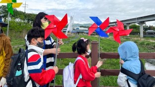 10-1 유림동 행복마을관리소 지킴이들과 성산초등학교 1~2학년 아이들이 직접 등하굣길 꾸미기에 나섰다.jpg