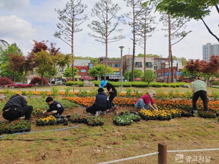 5-1 30일 역북소공원에서 시민들이 봄꽃을 심고 있는 모습.jpg