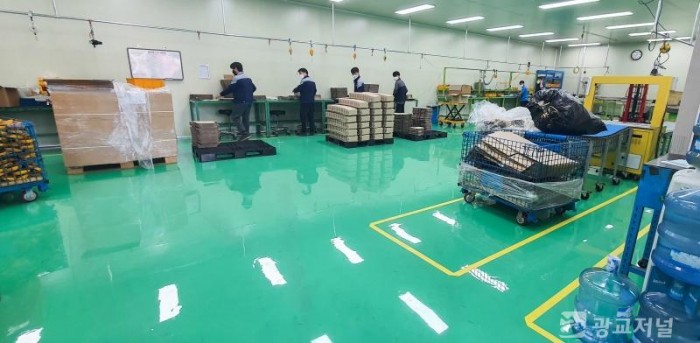 1-2. 소규모 기업 환경개선 사업으로 공장 바닥재를 보수한 모습(대양이엔티(주) 용인공장).jpg