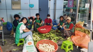 9. 12일 이동읍 새마을부녀회 관계자들이 직접 옥수수를 삶아 판매하는 장터를 열었다.jpg