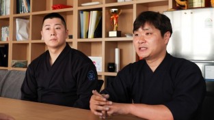 (기획) 인터뷰에 응하고 있는 검도팀 선수들(좌측부터 조진용, 박병훈).jpg