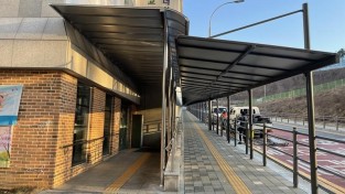 2-4. 기흥구 한얼초등학교 통학로 140m 구간에 설치한 캐노피.jpg