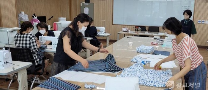 7-2. 재능나누미 수강생들이 옷 만들기 수업에 참여하고 있다..jpg