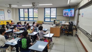 7-2. 기흥구 석성초등학교 학생들이 교실에서 뮤지컬로 제작된 흡연 음주 예방 교육 영상을 시청하고 있다..jpg