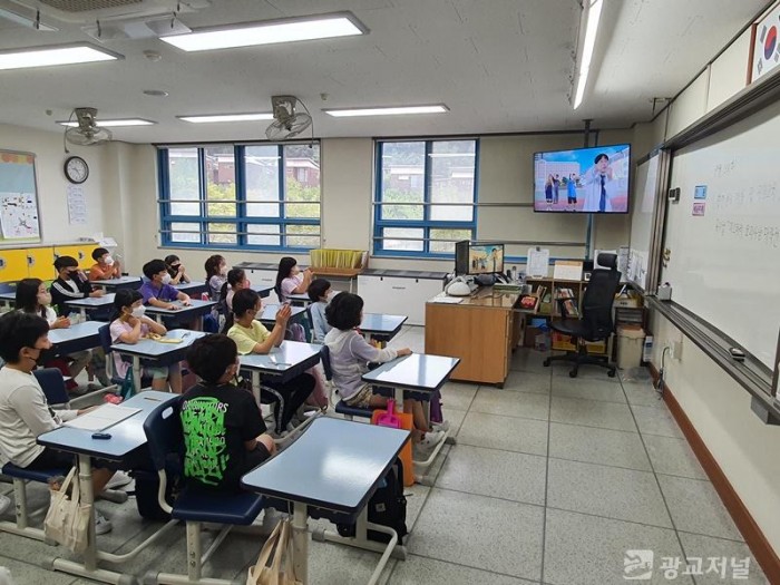 7-2. 기흥구 석성초등학교 학생들이 교실에서 뮤지컬로 제작된 흡연 음주 예방 교육 영상을 시청하고 있다..jpg