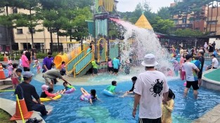 2. 기흥구 물내음어린이공원 물놀이터에서 시민들이 물놀이를 즐기는 모습.jpg