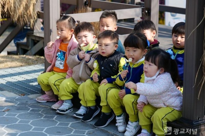 10-2. 용인농촌테마파크를 찾은 어린이들이 가래떡 구이를 맛보고 있다.JPG