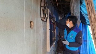 9. 역북동과 한국전기안전공사 용인지사가 관내 취약계층 7가구를 대상으로 전기 안전점검을 진행했다..jpg
