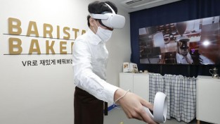 1-2. 양호진씨가 처인장애인복지관에 마련된 VR직종체험을 통해 커피를 만들고 있다..jpg