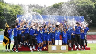 2-3. 용인시축구센터 U18덕영이 ‘제27회 무학기 전국고등학교축구대회’의 우승컵을 들어 올렸다..JPG