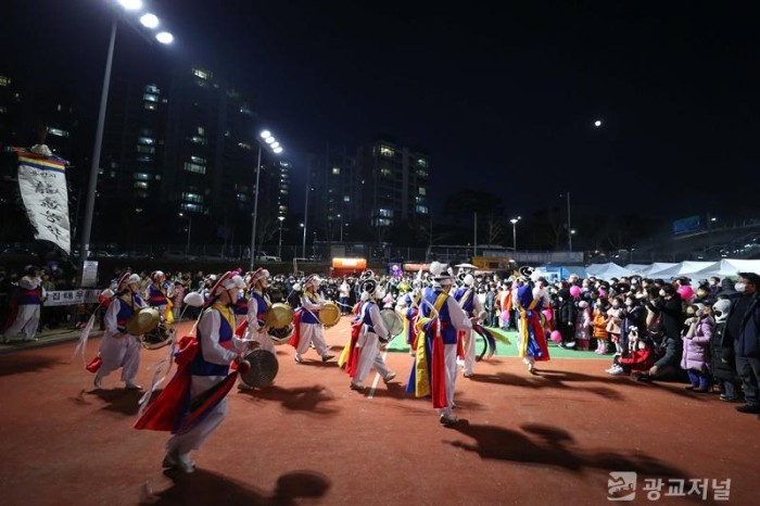 7-3. 신봉동 정월대보름맞이 행사에서 시민들이 풍물놀이를 관람하고 있다.JPG