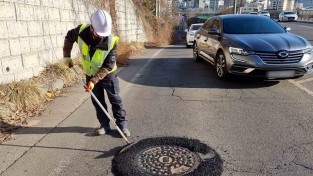 2-2. 기흥구 관내 한 도로에서 포트홀 긴급 복구작업이 진행되고 있다.JPG