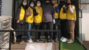 5. 상현1동 지역사회보장협의체 위원들이 밑반찬을 마련한 뒤 기념촬영을 하고 있다.jpg