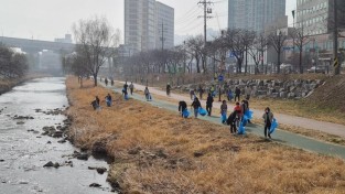 4-2. 지난 9일 이창호 기흥구청장과 직원 등 70여명이 신갈천 산책로 2.9km 구간을 깨끗하게 정리하고 있는 모습.jpg