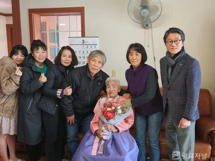 9. 김해성 어르신의 100세 생일을 축하하기 위해 지원한 포곡읍 관계자들의 모습_수정.jpg