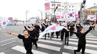 4. 25일 이상일 용인특례시장이 기흥3.30독립만세운동 기념식에참여해 시민들과 만세길 걷기를 하고있다.JPG