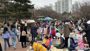 3. 지난 25일 수지근린공원에서 열린 수지나눔장터에 많은 시민들이 몰려 중고물품을 사고 팔았다.jpg