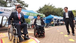 9-4. 20일 이상일 용인특례시장이 제43회 장애인의 날 기념 행사에 참석해 직접 장애체험을 하고 있는 모습.JPG