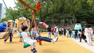 2-4. 통삼근린공원 내 조성된 모험 놀이터를 즐기고 있는 어린이들과 시민들의 모습.jpg